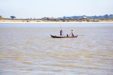 Irrawaddy Nehri veya Ayeyarwady River kuzeyden güneye doğru Myanmar akar bir nehirdir. Bu ülkenin en büyük Nehri ve en önemli ticari suyolu 's. 