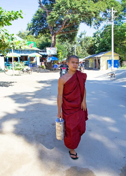 MANDALAY, MYANMAR - 17 novembre 2015: Giovane monaco con la sua elemosina — Foto Stock