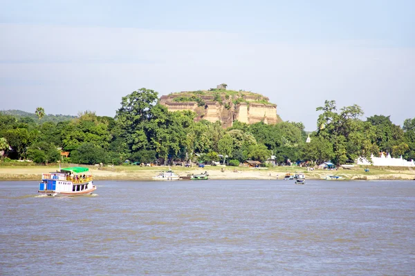 Onvoltooide pagode in Mingun paya tempel aan de rivier de Irrawaddy ik — Stockfoto