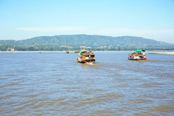 O rio Irrawaddy ou rio Ayeyarwady é um rio que flui fr — Fotografia de Stock