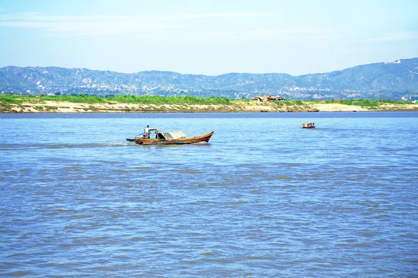 O rio Irrawaddy ou rio Ayeyarwady é um rio que flui fr — Fotografia de Stock