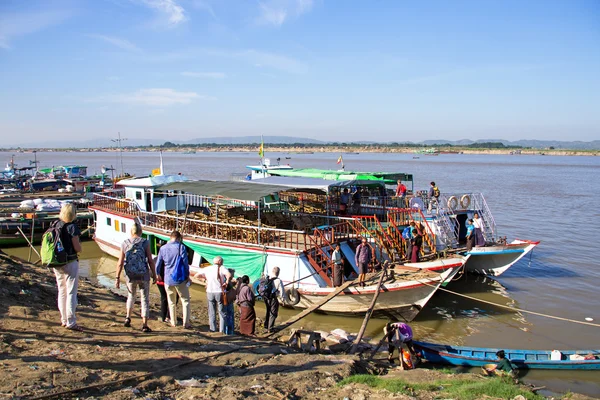 MANDALAY, MYANMAR - 17 novembre 2015: Il fiume Irrawaddy o Ay — Foto Stock