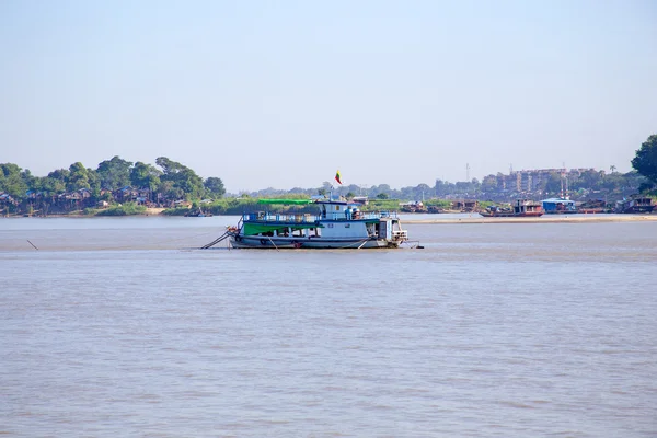 O rio Irrawaddy ou rio Ayeyarwady é um rio que flui fr — Fotografia de Stock