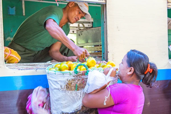BAGO, MYANMAR - 16 de novembro de 2015: Hawker está vendendo mandarinas o — Fotografia de Stock