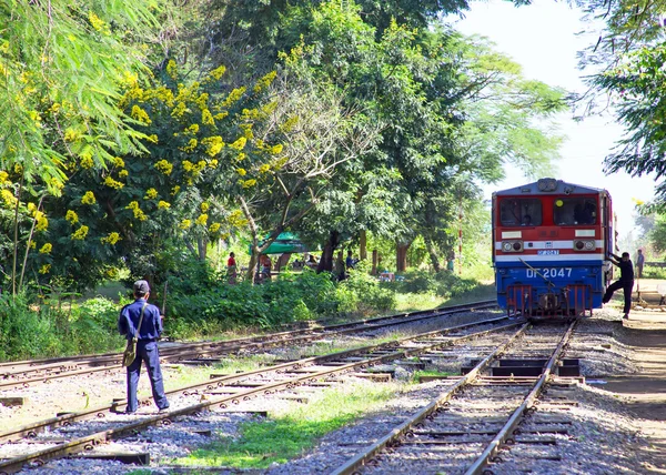 BAGO, MYANMAR - November 16, 2015: The daily train arriving at t — Stock Photo, Image