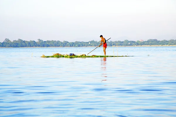 Inle lake, myanmar - 15. November 2015: lokale Arbeiter sammeln — Stockfoto