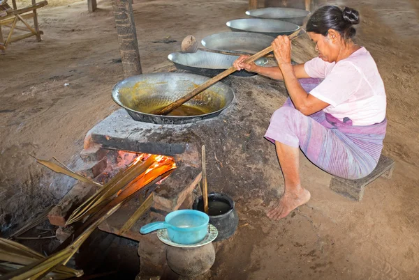 Bagan, Myanmar - 19 November 2015: Winning van olie uit pinda 's — Stockfoto