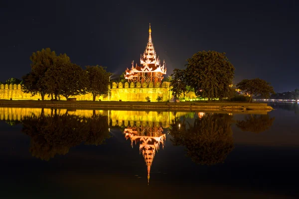 Erleuchtete Pagode in Mandalay Myanmar bei Nacht — Stockfoto
