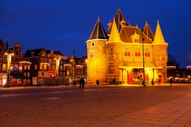 Ortaçağ De Waag Amsterdam Hollanda'da geceleri bina