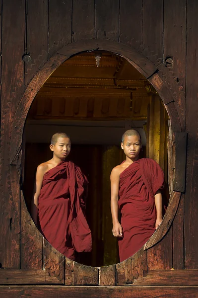 Inle, Myanmar-April 22: Jonge beginnende monniken op venster houten kerk van Nyan Shwe Kgua tempel in de buurt van Inlemeer op April 22,2014 in Inle lake, staat Shan, midden van Myanmar — Stockfoto