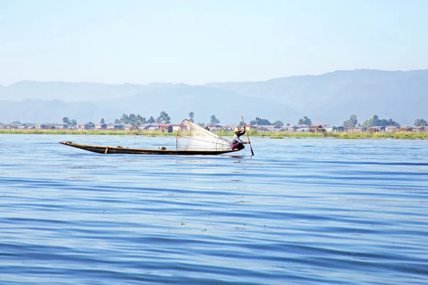 Pescatore a Inle Lake Birmania Myanmar — Foto Stock