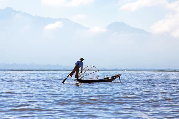 Silueta rybář při západu slunce Inle Lake Barma Myanmar — Stock fotografie