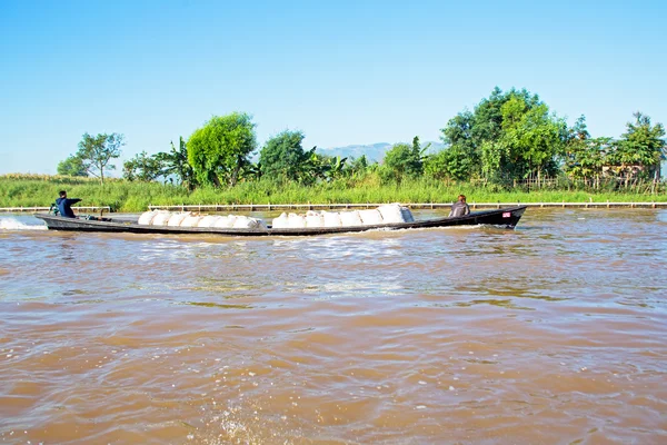 LAGO INLE, MYANMAR - 15 NOVEMBRE 2015: Trasporto borse di ric — Foto Stock