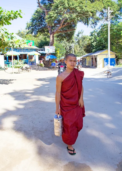 MANDALAY, MIANMAR - 17 de novembro de 2015: Jovem monge com sua esmola — Fotografia de Stock