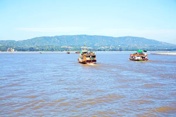 O rio Irrawaddy ou rio Ayeyarwady é um rio que flui fr — Fotografia de Stock