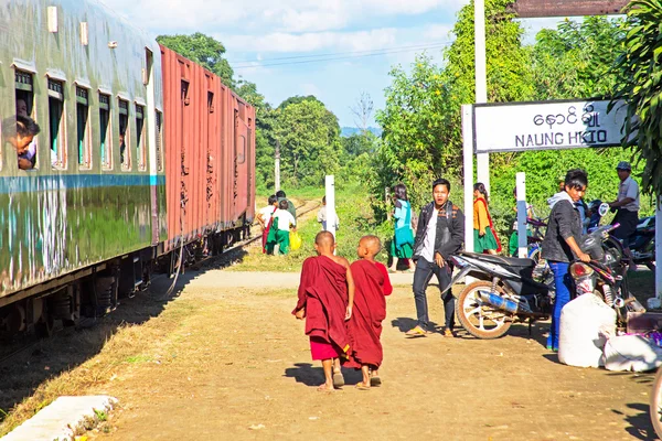 BAGO, MYANMAR - 16 de noviembre de 2015: Pasajeros a la espera del tr —  Fotos de Stock