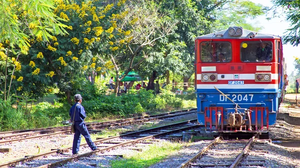 BAGO, MYANMAR - November 16, 2015: Train arriving at Bago trains — Stock Photo, Image