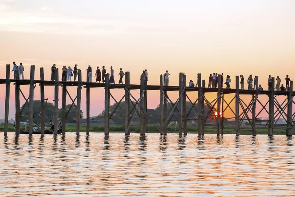Pont U Bein à Mandalay Myanmar au coucher du soleil — Photo
