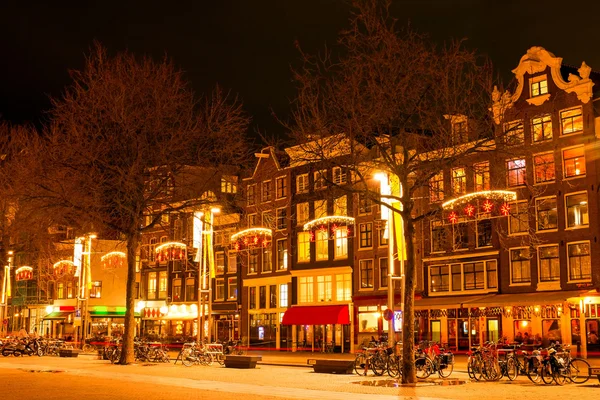 Amsterdam på natten i juletid i Nederländerna — Stockfoto