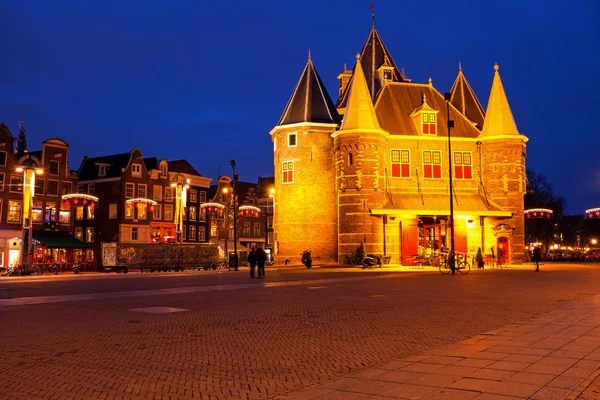 晚上在阿姆斯特丹荷兰建筑的中世纪德沃 — 图库照片