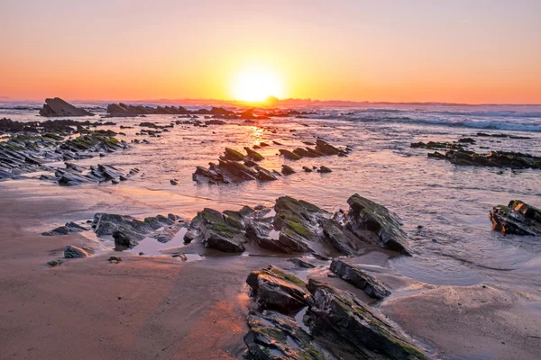 岩石和海洋在日落 — 图库照片