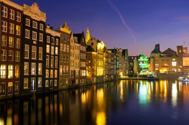 alacakaranlıkta Hollanda Amsterdam şehir manzaralı
