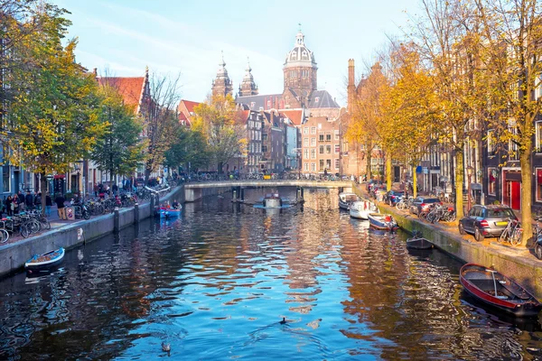 Ville pittoresque d'Amsterdam aux Pays-Bas en automne — Photo