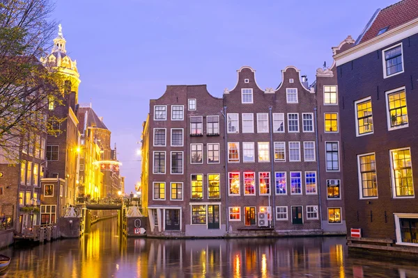 Ciudad escénica de Amsterdam en los Países Bajos en el crepúsculo — Foto de Stock