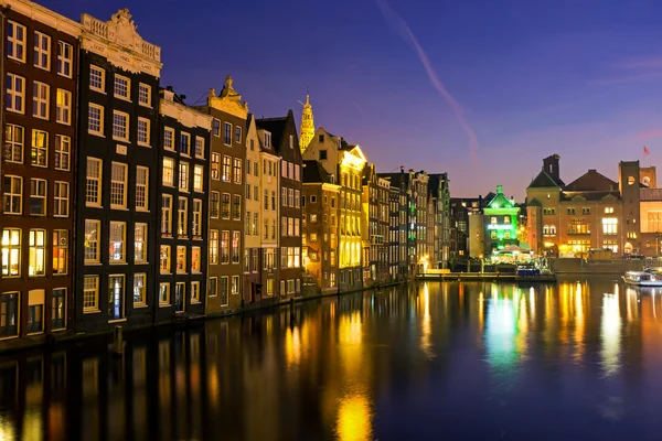 Ciudad escénica de Amsterdam en los Países Bajos en el crepúsculo — Foto de Stock