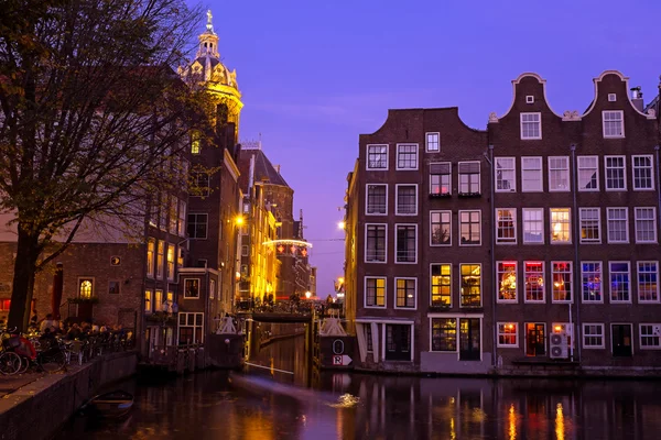 Miasto malownicze z Amsterdamu w Holandii w nocy — Zdjęcie stockowe