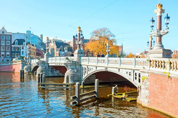 Medeltida Blue Bridge i Amsterdam Nederländerna — Stockfoto