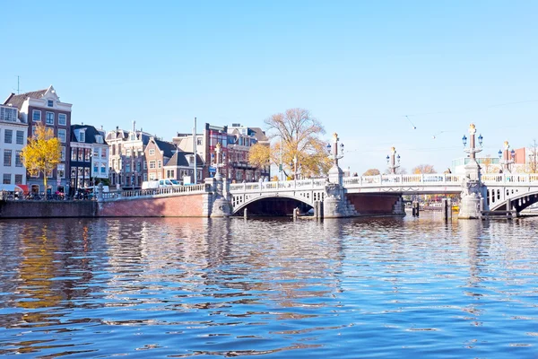 Staden natursköna från Amsterdam på Amstel i Nederländerna — Stockfoto