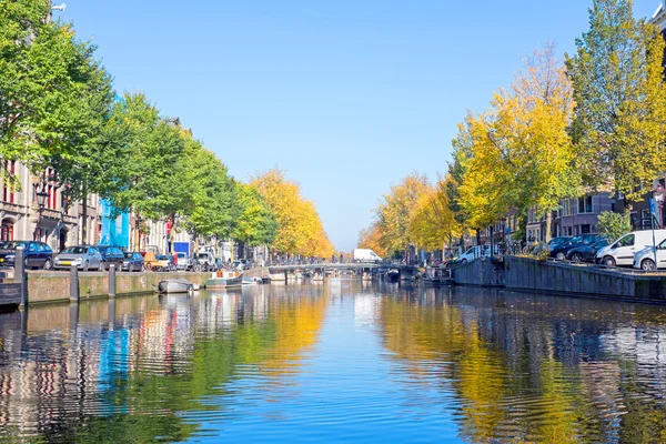 Os canais de Amsterdã nos Países Baixos no outono — Fotografia de Stock