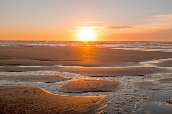 Pôr do sol na praia do Vale Figueiras em Portugal — Fotografia de Stock