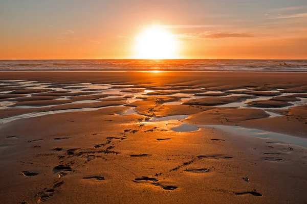 Coucher de soleil sur la plage de Vale Figueiras au Portugal — Photo