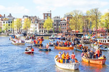 Amsterdam, Hollanda - 27 Nisan: Kings gün kutlama insanlar