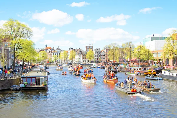 Amsterdam, Nederland - 27 Apr: Mensen vieren dag van de koningen in — Stockfoto