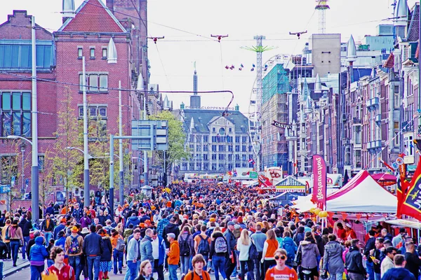 Amsterdam, Nederland - 27 Apr: Mensen vieren dag van de koningen in — Stockfoto