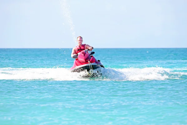 Joven navegando en una moto acuática en el mar Caribe — Foto de Stock