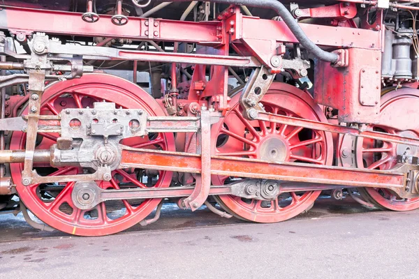 Nahaufnahme von einer antiken Dampflokomotive im Depot — Stockfoto