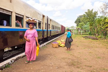 Bago, Myanmar - 16 Kasım 2015: Hawkers hediyeler satan. Trai