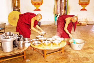 Bago, Myanmar-26 Kasım 2015: rahipler m öğle yemeği hazırlamak