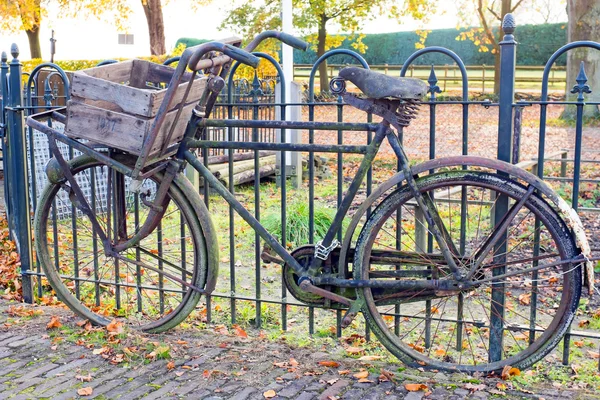 Ouderwetse Nederlandse fiets tegen een hek — Stockfoto
