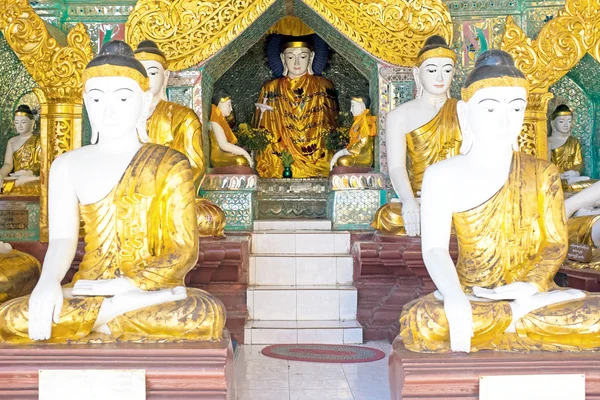 Boeddhabeelden binnen de Shwedagon Pagoda in Myanmar — Stockfoto
