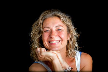 güzel bir genç kadın siyah bir arka plan