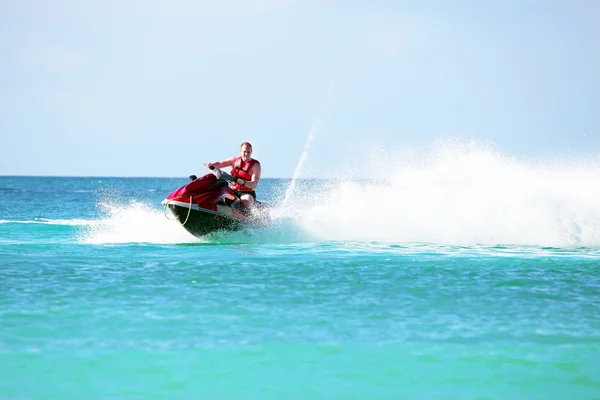 Jovem viajando em um jet ski no mar do Caribe — Fotografia de Stock