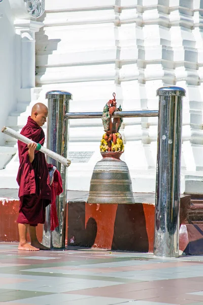 Yangon, Myanmar - 25 November, 2015 - boeddhistische monnik rinkelen de — Stockfoto