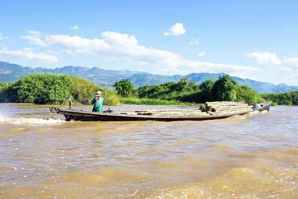 LAGO INLE, MYANMAR - 23 novembre: Trasporto di bambù sull'acqua — Foto Stock