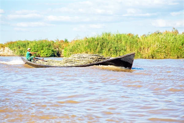 INLE LAKE, MYANMAR - 23 de noviembre: Transporte de bambú sobre el agua — Foto de Stock