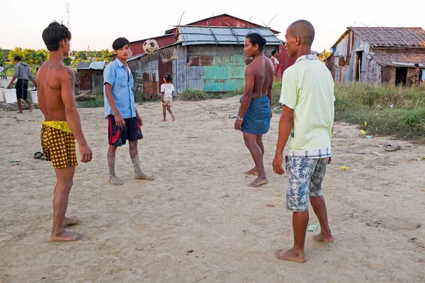 YANGON, MYANMAR - November 25, 2015: Young guys playing football — Stock Photo, Image